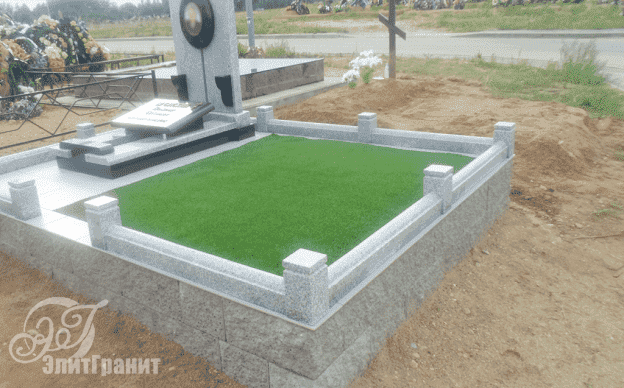 Заливка фундамента для памятника на кладбище